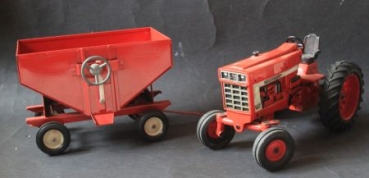 Ertl International Harvester 966 Farmall Traktor mit Saatanhänger 1970 Metallmodell (4116)